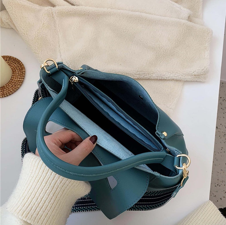 Fashionable and versatile large capacity messenger bag eprolo