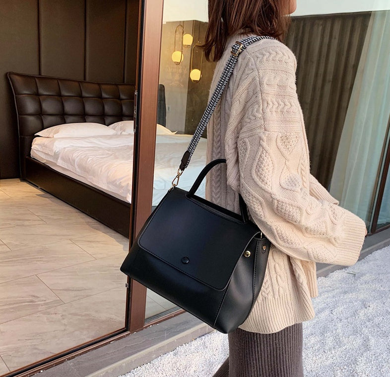 Fashionable and versatile large capacity messenger bag eprolo