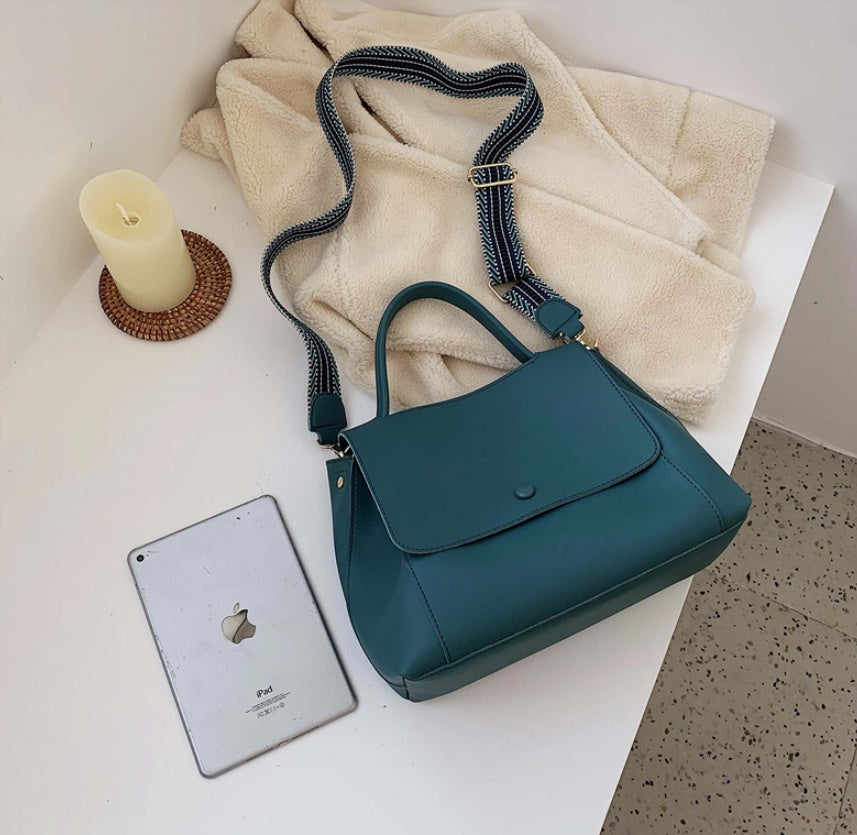 Fashionable and versatile large capacity messenger bag eprolo
