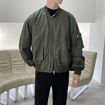 Men's light autumn jacket in military green with pocket details, long sleeves and a loose fit, perfect for casual wear.