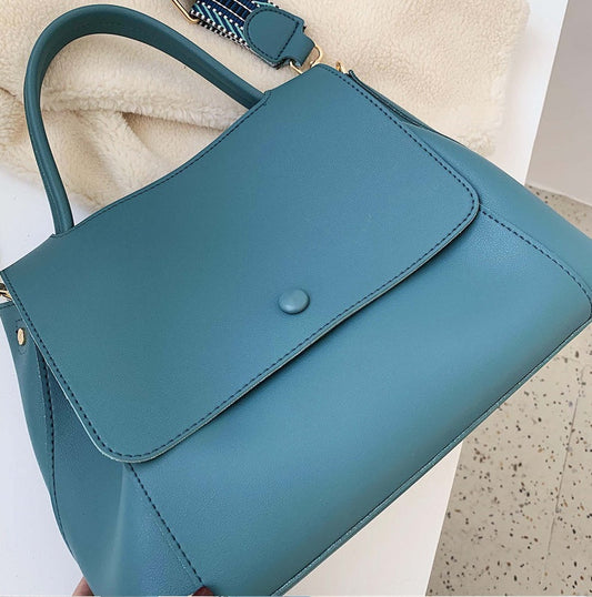 Fashionable and versatile large capacity messenger bag eprolo