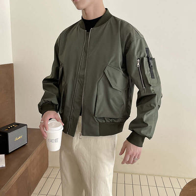 Men's light autumn jacket in military green with pockets, perfect for casual outfits.