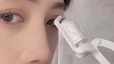 Thermal eyelash curler tool with handheld design and heat function